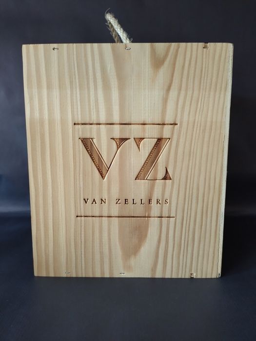 Caixa com garrafa vazia