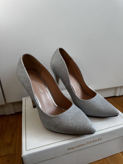 Сріблясті блискучі лодочки