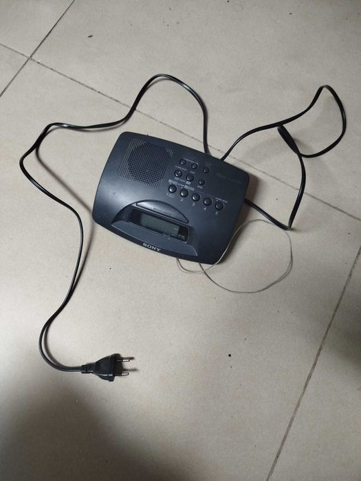 Radio despertador Sony usado mas a funcionar