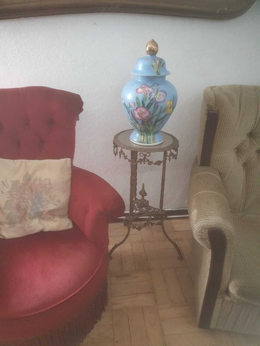 VENDE-SE MÓVEIS ANTIGOS:
Mesas, cadeiras, comodas, camas e outros.