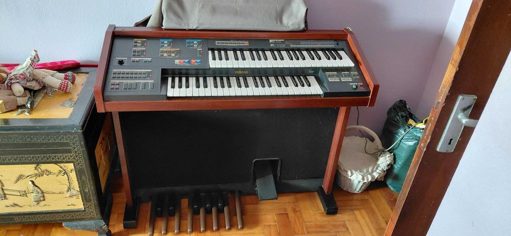Órgão Yamaha Electone MC-200