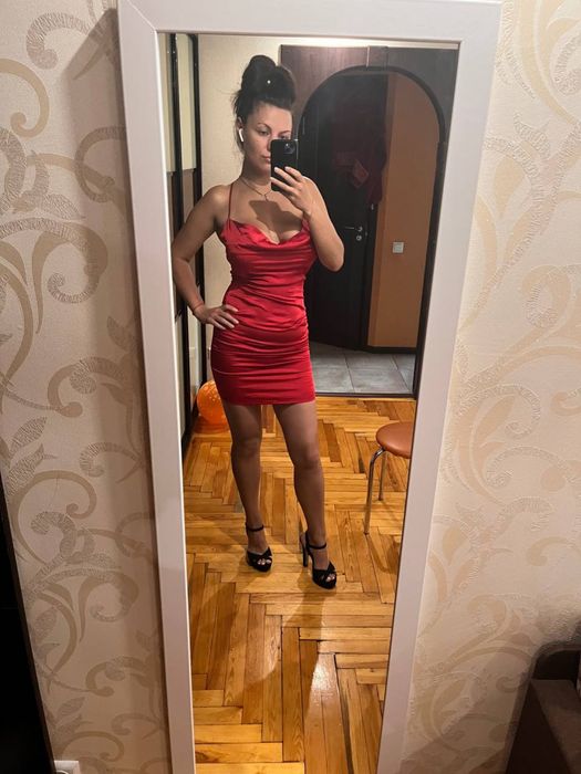 Красное атласное платье