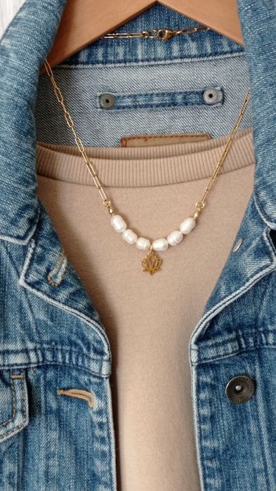 Naszyjnik na łańcuszku z naturalnymi, białymi  perłami i lotosem