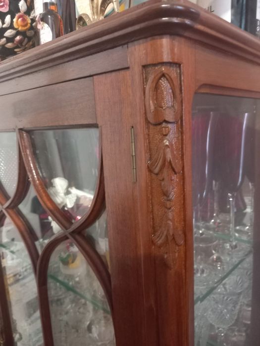 Cristaleira Queen Anne de 2 portas com 2 prateleiras