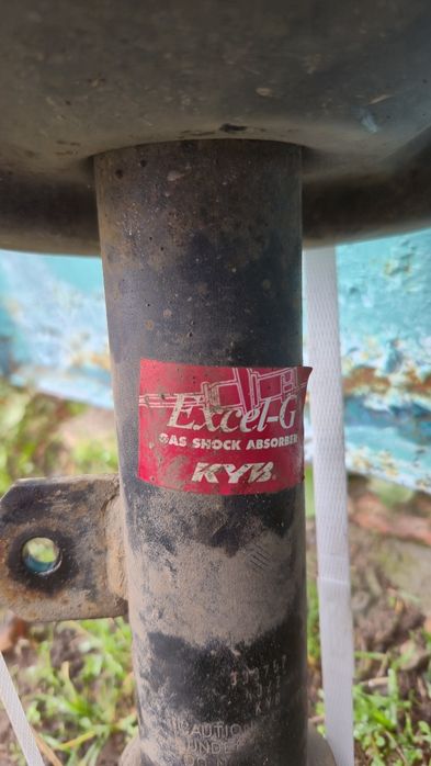 Peugeot амортизатор лівий передній Б/У (стойки підвіски)