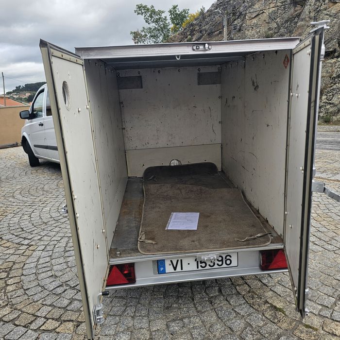 Reboque  de 750 kg com documentos
