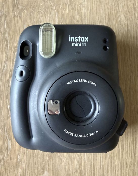 Instax mini 11 + є шкірянйи чохол є окремо