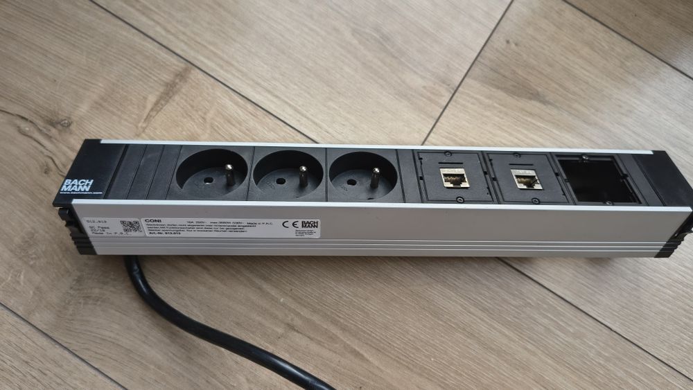 Puszka do systemu POWER FRAME z 3 gniazdami zasilania. Puszka z 3 gnia