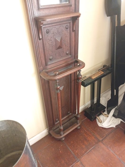 Bengaleiro em madeira antigo com espelho