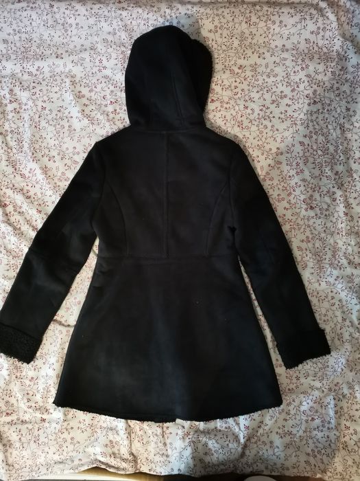Czarny krótki płaszcz