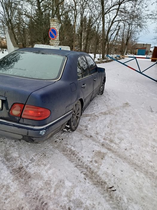 Продам Мерседес очкарик двигатель 2.8 л газ бензин ездит на газу и бен