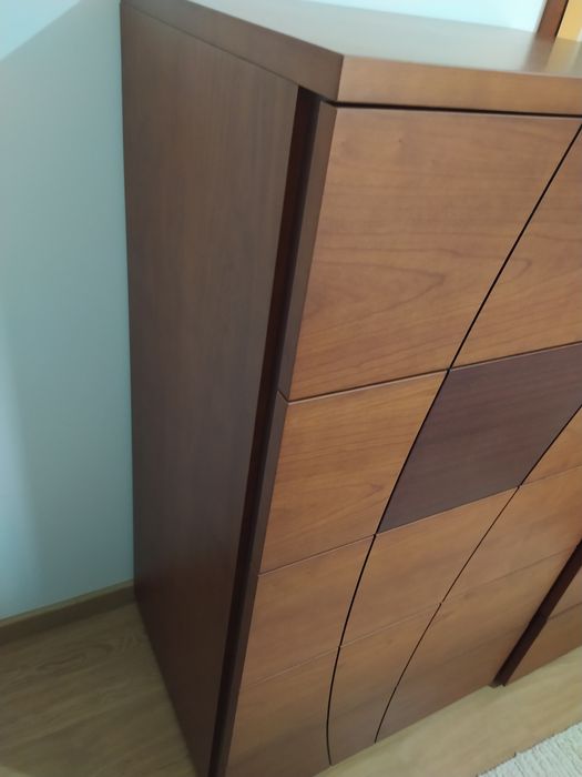 Camiseiro comuda quarto