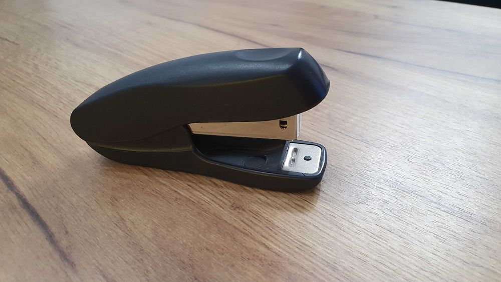 Zszywacz czarny mały