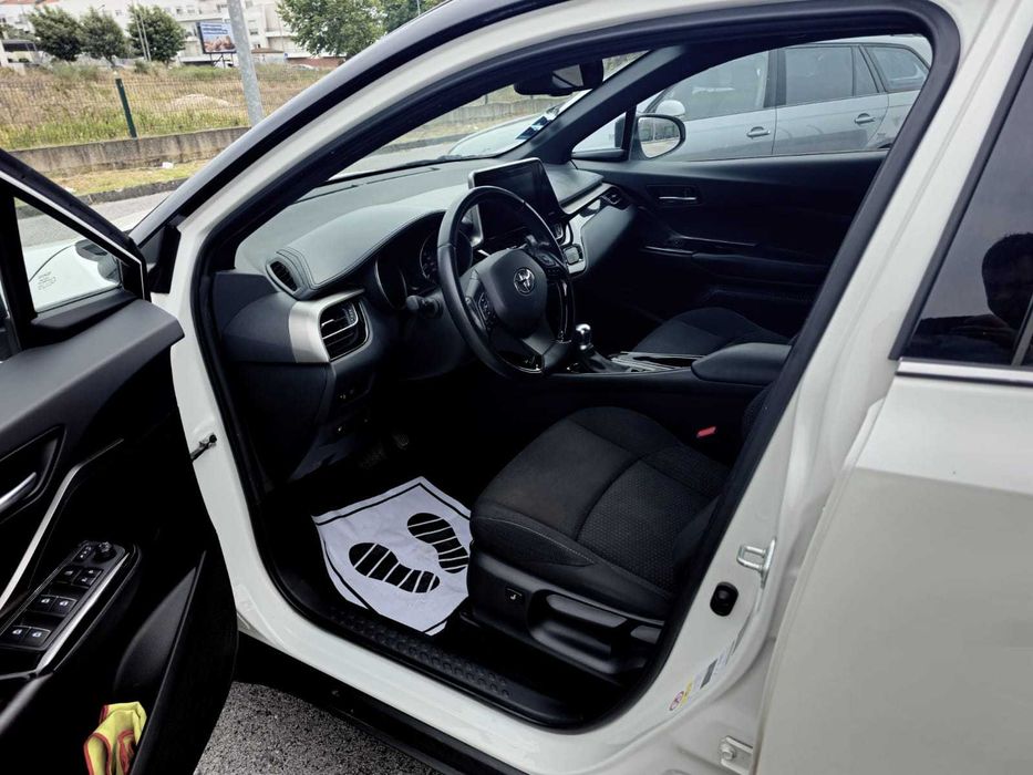 Toyota C-HR — fotografia 8