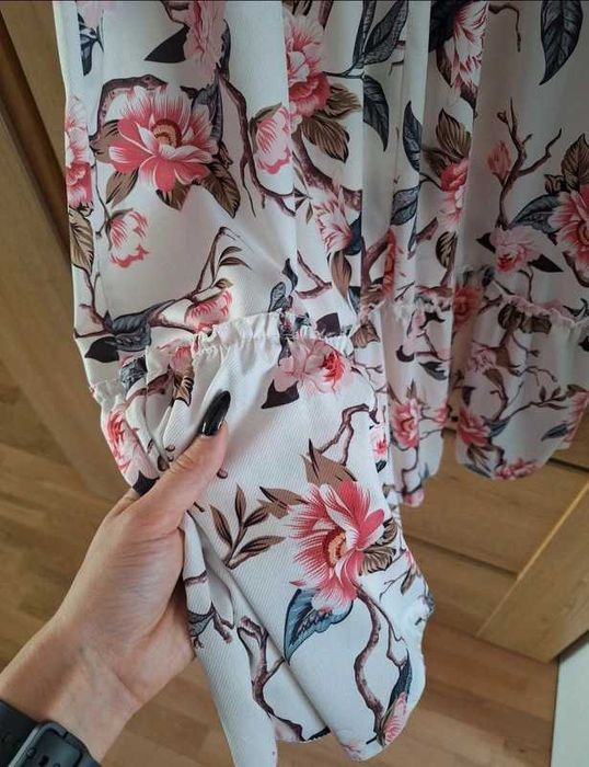 Biała Sukienka Maxi w Kwiaty Falbanki Oversize Długi Rękaw