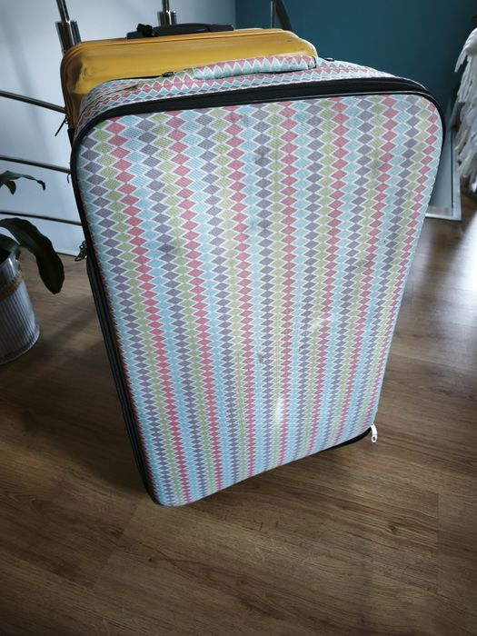 Kolorowa walizka średnia – lekka i stylowa!