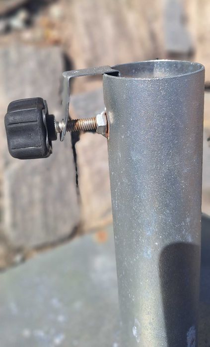 Stojak na parasol ogrodowy stalowy ocynkowany na balkon do ogrodu.