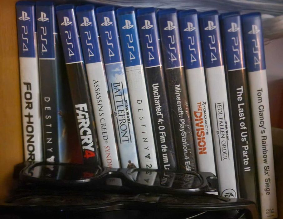 PlayStation 4 1Tb + 2 comandos DualShock 4 + 12 jogos