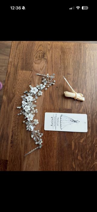 Kwiatowa opadka do wlosów dla Panny Młodej