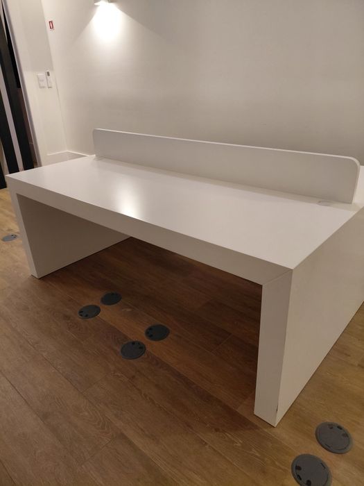 Duas mesas de escritório