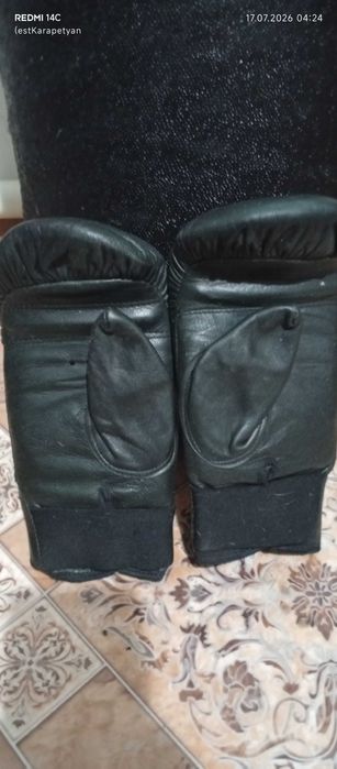 Продам груша боксёрская 1метр. Перчатки кожа в идеале. Для девушки или ребёнка