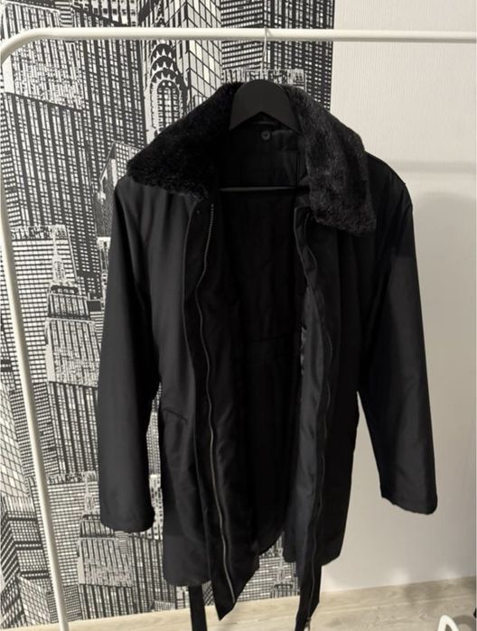 Чорна жіноча куртка з гарним штучним хутром на воротнику і пояском