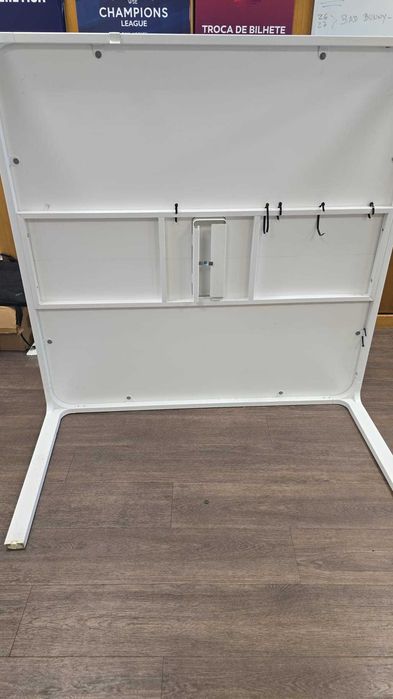 multipuesto marca IKEA modelo Bekant