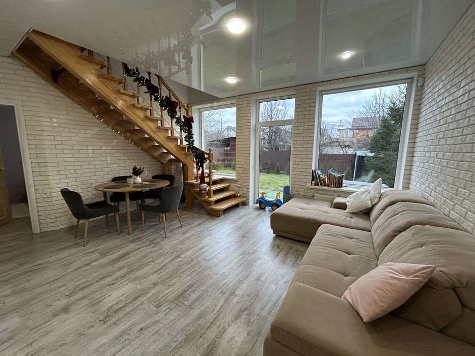 Будинок з гарним ремонтом та меблями в мальвничій Бучі