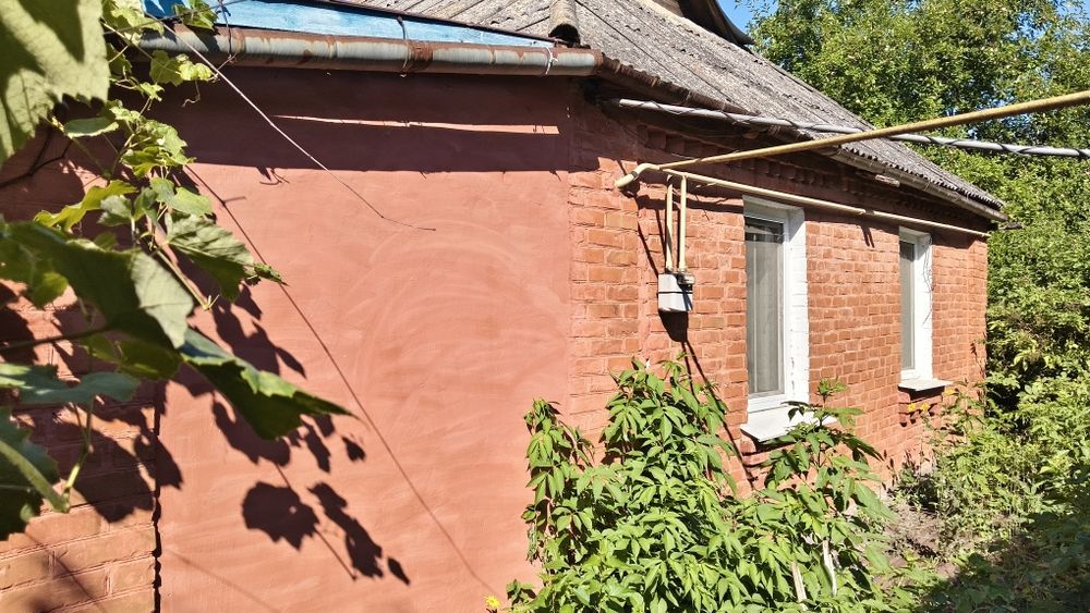 Продається житловий будинок з господарчими спорудами і земельна ділянка в сел Ружин