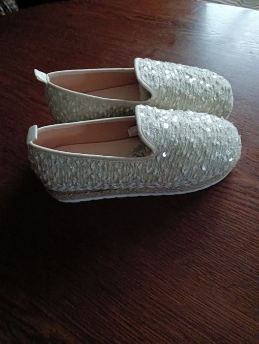 Nowe beżowe espadryle damskie z cekinami