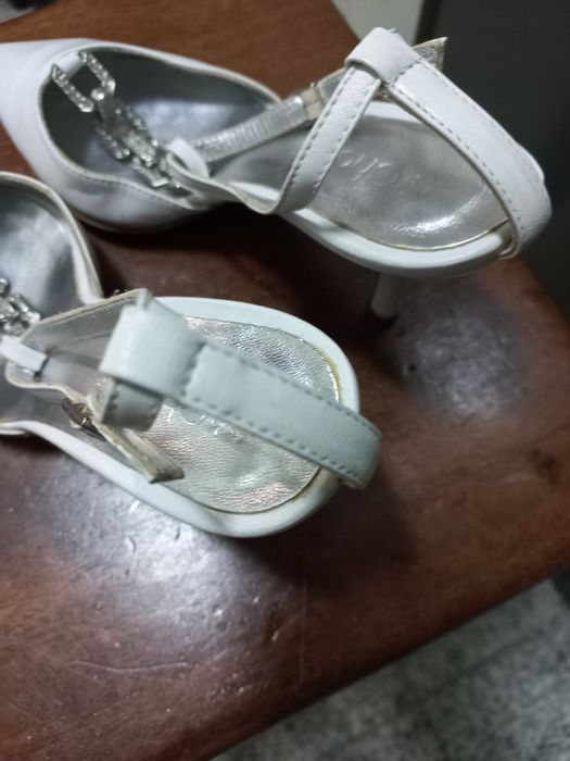 Sapatos novos brancos marca Charles