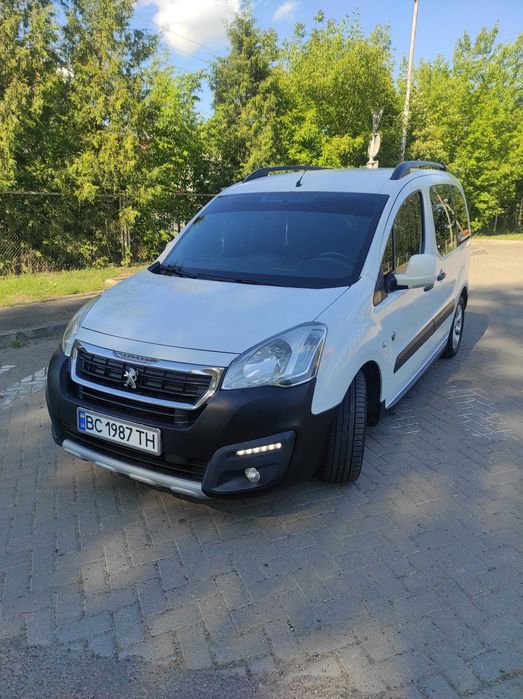 Автомобіль Пежо Партнер.