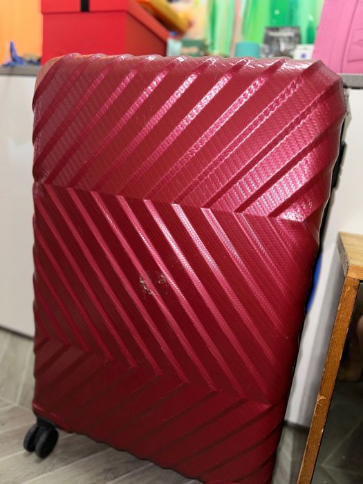 Продам свои чемоданы по ненадобности