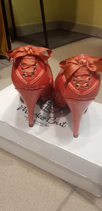 Buty szpilki ,lakierowane,koralowe