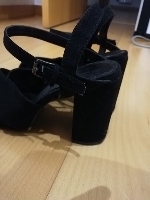 Sandálias pretas altas