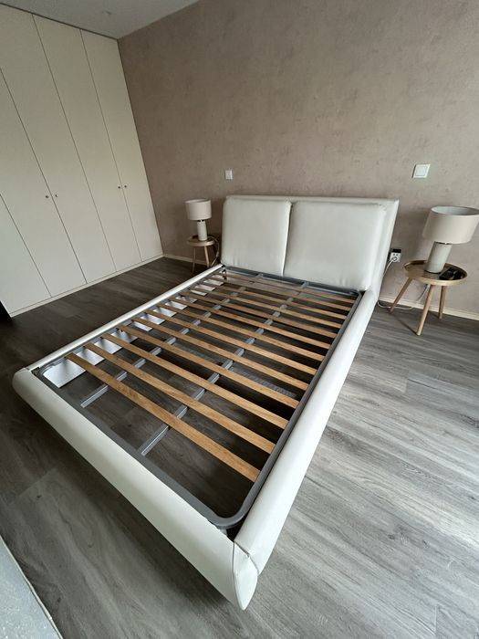 Cama casal 160x200 Pele sintetica com estrado