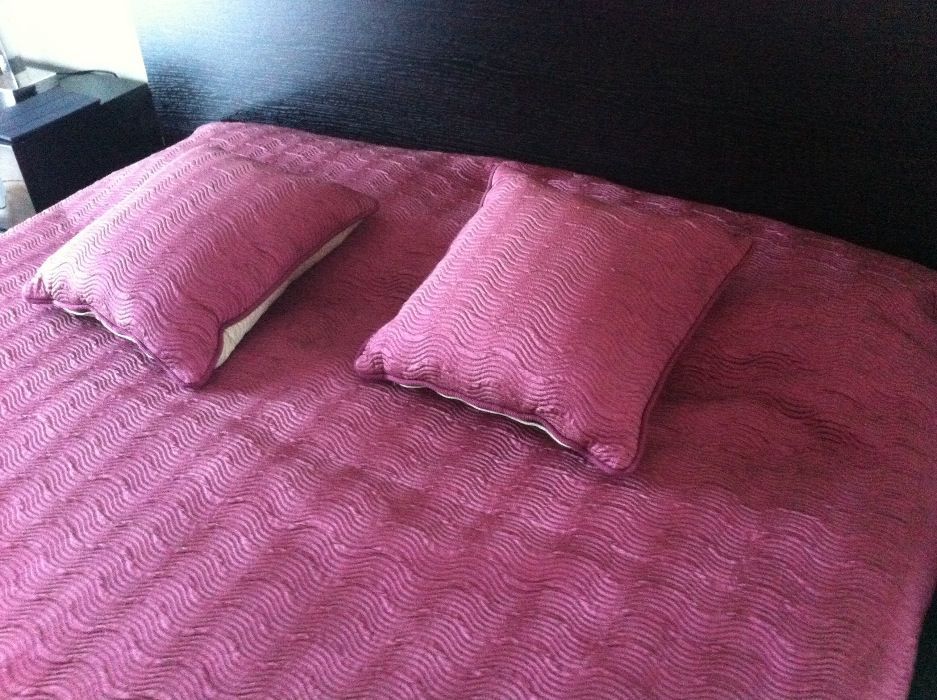 Colcha reversível e duas almofadas de qualidade