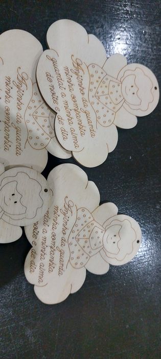 Anjo de madeira com oração