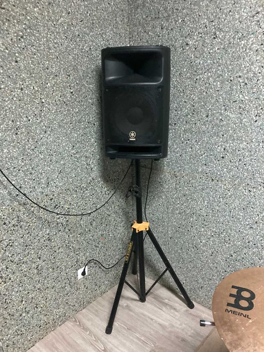 Conjunto de colunas Yamaha com os tripes