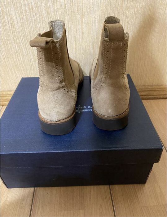 Замшеві ботинки.