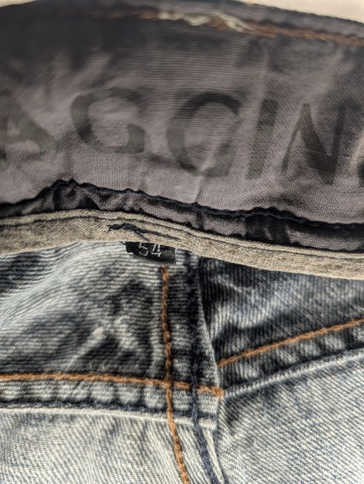 Dwie pary męskich spodenek jeans