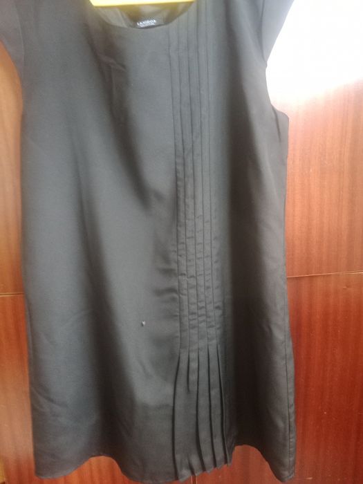 Vestido preto com pregas a frente