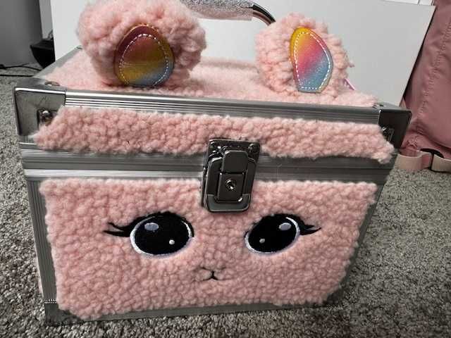 Kuferek futrzany kotek, kosmetyczka z paletką do makijażu Nowy