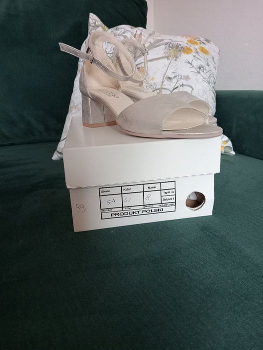 Sandałki srebrne nowe