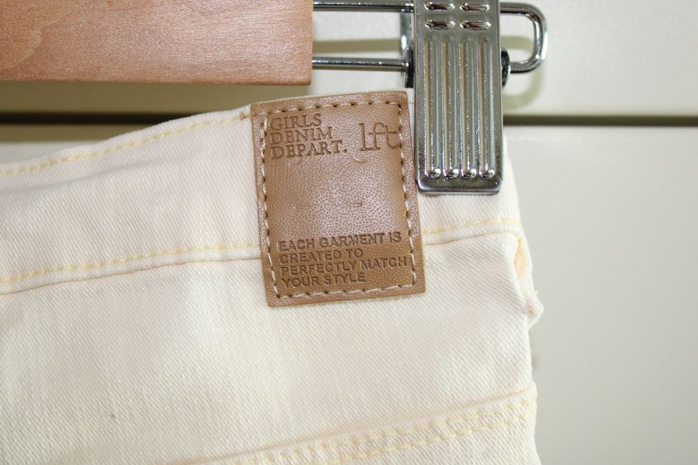 Calções amarelo claro, Lefties, com aplicação no bolso
