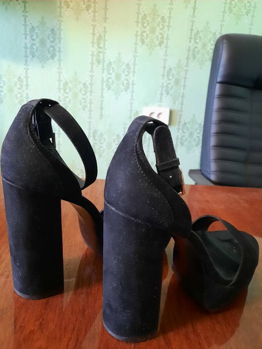 Модельні босоніжни Bershka