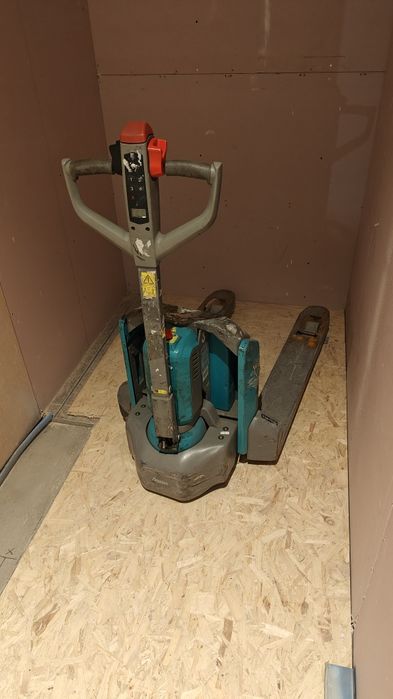 Paleciak elektryczny z baterią i ładowarką
