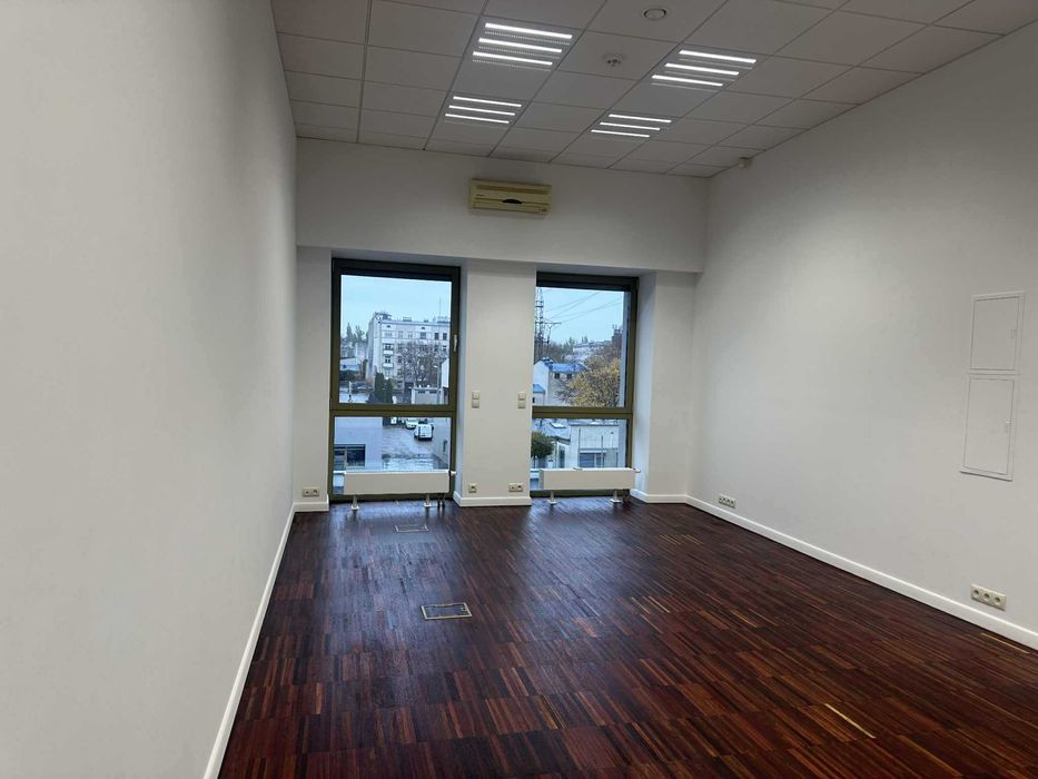 Małe biuro z klimatyzacją