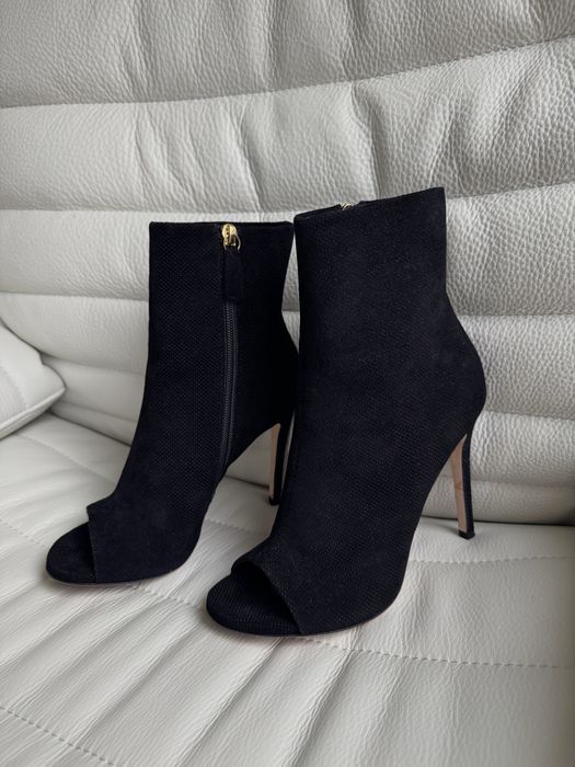 Замшеві ботільйони. Чорные ботильоны короткие сапожки на каблуке