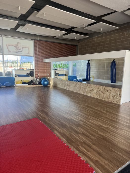 Cede-se sala em ginásio com 100m2